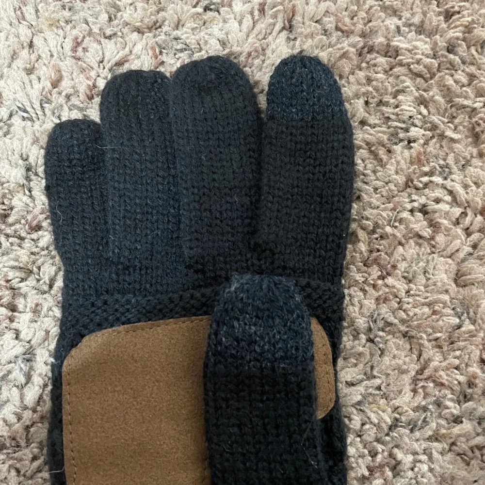 CC‎ Beanie Gloves Black Leopard Print Cuff Patch Accent Women's Knit